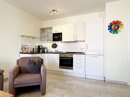 Küchenzeile mit diversen Küchenutensilien