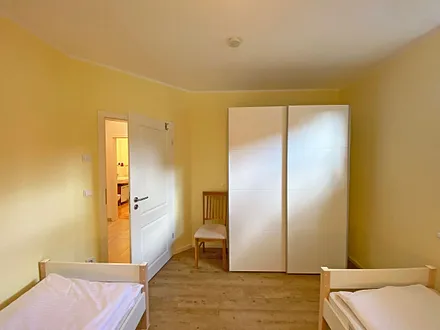 2. Schlafzimmer mit 2 Einzelbetten (0,90 m x 2,00 m), 2 Nachtischkonsolen mit Beleuchtung und Kleiderschrank