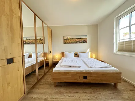 1. Schlafzimmer mit Doppelbett und Kleiderschrank