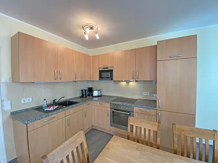 moderne Küchenzeile mit 4 Zonen-Ceranfeld, Backofen, Geschirrspüler, Kühlschrank mit Gefrierfach, Mikrowelle, Wasserkocher, Toaster, Kaffeemaschine sowie diverse Küchenutensilien