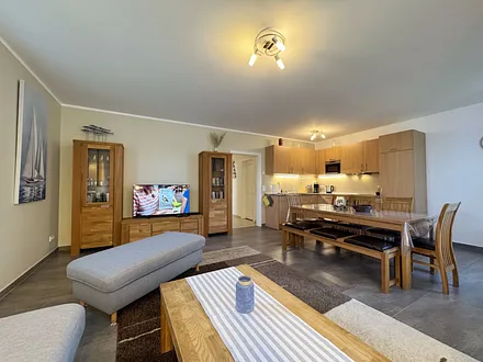 Wohnbereich mit TV-Board mit Flachbild-TV