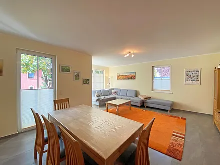 Esstisch mit Stühlen