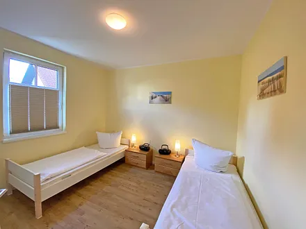 2. Schlafzimmer mit 2 Einzelbetten (0,90 m x 2,00 m), 2 Nachtischkonsolen mit Beleuchtung und Kleiderschrank