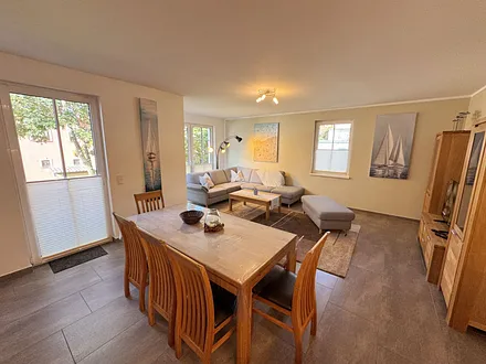 Esstisch mit Stühlen