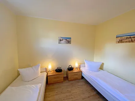 2. Schlafzimmer mit 2 Einzelbetten (0,90 m x 2,00 m), 2 Nachtischkonsolen mit Beleuchtung und Kleiderschrank