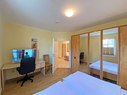 Schlafzimmer mit Doppelbett (2x 0,90 m x 2,00 m), 2 Nachtischkonsolen und Kleiderschrank