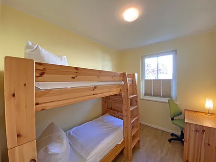 3. Schlafzimmer mit Etagenbett (0,90 m x 2,00 m) für Kinder, Highboard und Schreibtisch