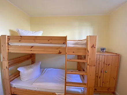 3. Schlafzimmer mit Etagenbett (0,90 m x 2,00 m) für Kinder, Highboard und Schreibtisch