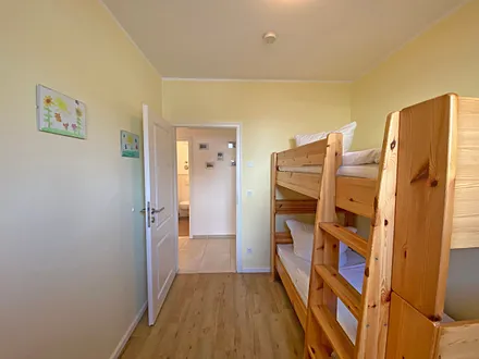 3. Schlafzimmer mit Etagenbett (0,90 m x 2,00 m) für Kinder, Highboard und Schreibtisch