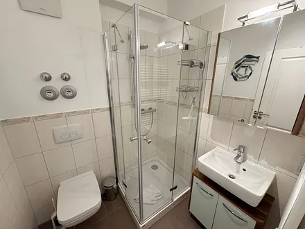 innenliegendes Badezimmer mit Dusche