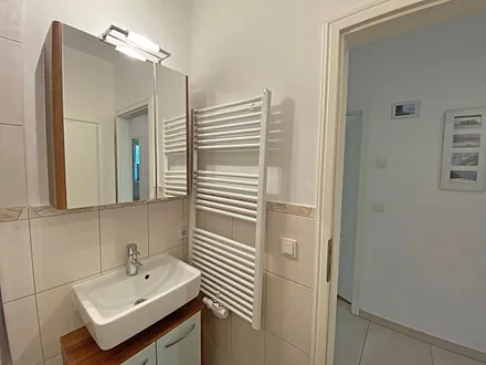 innenliegendes Badezimmer verfügt über Waschtisch, WC, Fön, Handtuchtrockner sowie eine Dusche mit flachem Einstieg