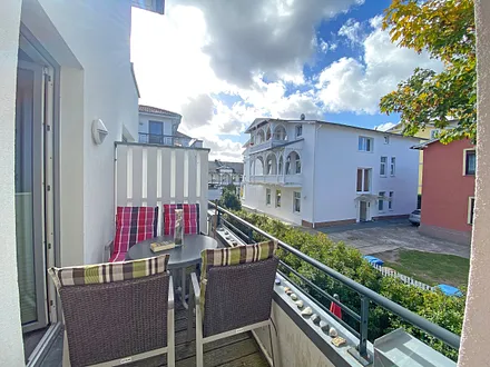 bestuhlter Balkon in ruhiger Lage