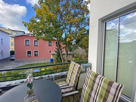bestuhlter Balkon welcher zur Seite liegt