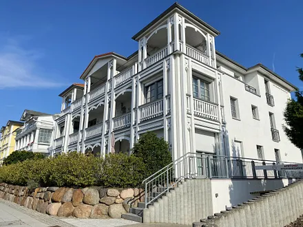 seitlicher Blick zur Villa Annika
