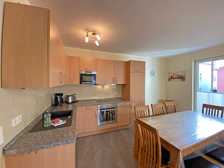 moderne Küchenzeile mit 4 Zonen-Ceranfeld, Backofen, Geschirrspüler, Kühlschrank mit Gefrierfach, Mikrowelle, Wasserkocher, Toaster, Kaffeemaschine sowie diverse Küchenutensilien