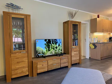 TV-Board mit Flachbild-TV