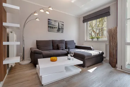 Auf der Couch kann für 1 Erwachsenen oder 2 Kinder aufgebettet werden.