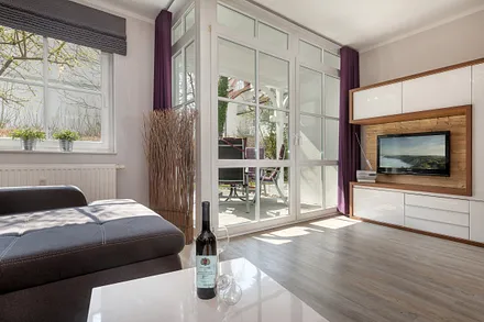 Hier der Blick zur nach Süden ausgerichteten, möblierten Terrasse. Ein großer Flachbild-TV, DVD-Player und CD-Radio gehören auch zur Ausstattung.