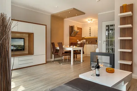 Ein Ethanolkamin kann für gemütliche Abendstunden angezündet werden.