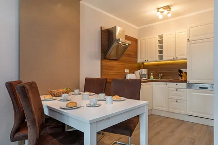 Der Blick in den großzügigen Eßbereich mit der komplett ausgestattteten ... 