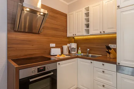 ... Küchenzeile mit Geschirrspüler, Backofen, 4-Plattenceranherd  etc.