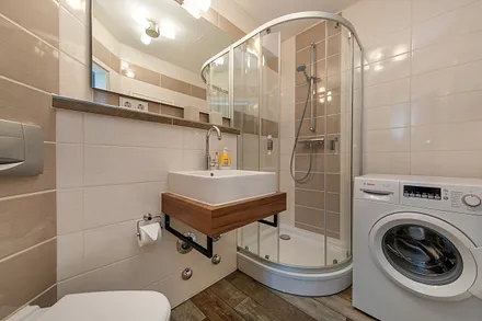 Das schöne Bad mit Dusche, WC und Waschmaschine.