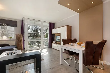 Der Blick zum möblierten Südbalkon.