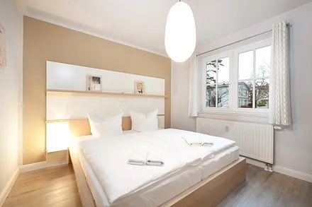 Das Schlafzimmer hat Doppelbett, Kleiderschrank  und Außenrolläden für die Verdunklung.