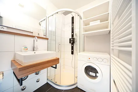 Das schöne Bad mit Dusche, WC und Waschmaschine.