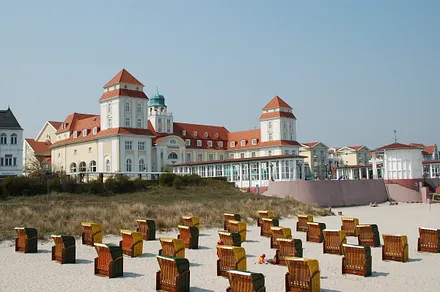 Der Strand in Binz mit Kurhaus - wir freuen uns auf Ihren Besuch!