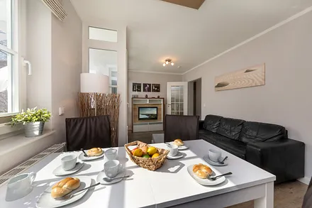 Die Fenster im Wohnzimmer sind mit Plissees bestückt.