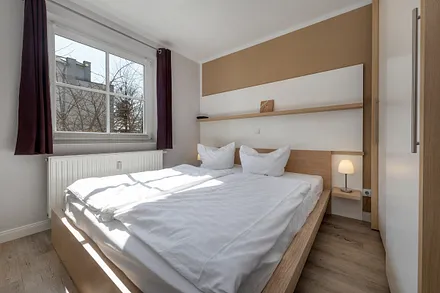 Schlafzimmer 1: mit Doppelbett und Kleiderschrank.