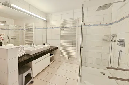 Bad mit bodengleicher Dusche/WC, Fön