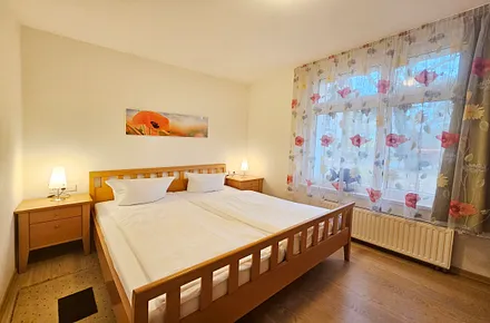 Schlafzimmer I mit Doppelbett (180x200cm)