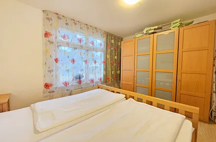 großer Kleiderschrank