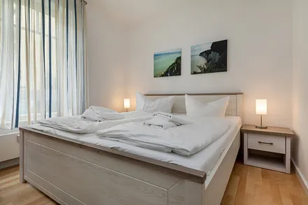 Hier der Blick in das 2019 neu möblierte Schlafzimmer mit großem Kleiderschrank und Doppelbett.