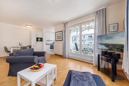 Der Blick durch das Wohnzimmer zur Küchenzeile.