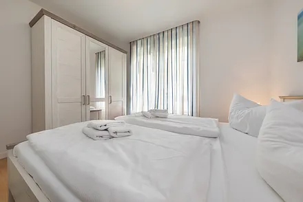 Alle Fenster in der Wohnung können mit InnenRollos abgedunkelt werden.