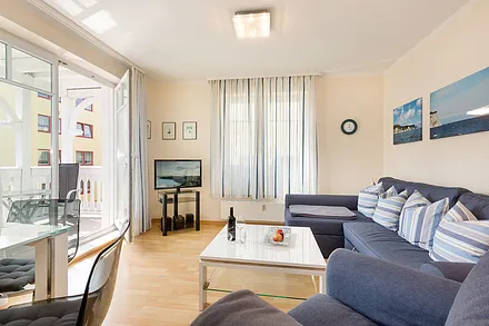 Hier der Blick in das große helle Wohnzimmer mit Austritt zum Balkon.