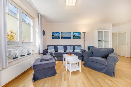 Hier die bequeme Wohnlandschaft. Auf der Couch kann für 1-2 Personen aufgebettet werden.