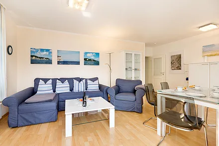 Auf der Couch kann für 1-2 Personen aufgebettet werden.