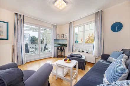 Hier der Blick durch das Wohnzimmer zum Austritt zum Balkon.