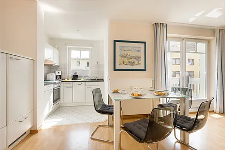 Blick vom Eßbereich zur Küchenzeile.