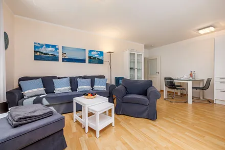 Blick zum Eßbereich im Wohnzimmer.
