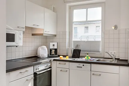 Die Küchenzeile ist mit Geschirrspüler, Backofen etc. komplett ausgestattet. 