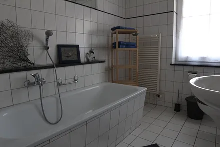 geräumiges Badezimmer (Wanne und separate Dusche) mit Tageslicht