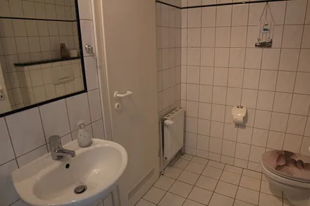 Gäste-WC mit Abstellbereich