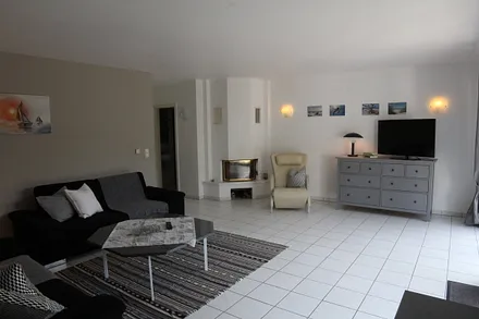 großzügiger Wohnbereich mit Kamin