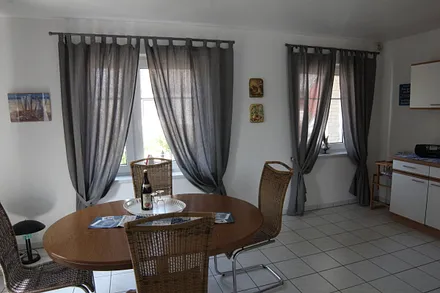 geräumige Küche mit Spülmaschine