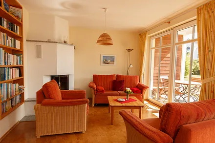 Wohnzimmer mit Kamin und Terrasse